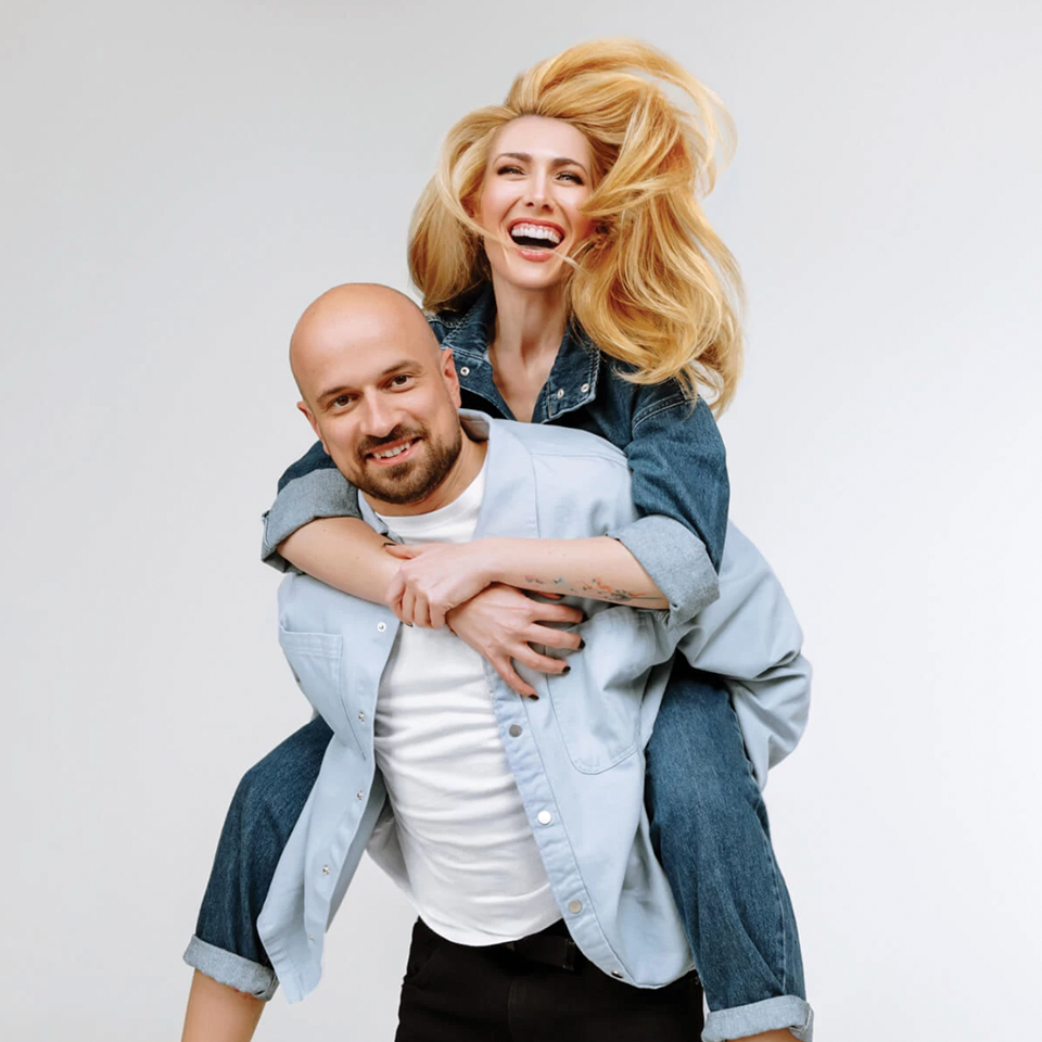 An image of radio host Ivana Mišerić and rapper, Vojko V - a cover for Makromikro grupa creative campaign case study